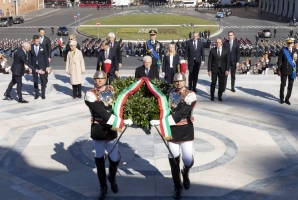 Il Presidente Sergio Mattarella, e le più Alte Cariche dello Stato, in occasione della deposizione di una corona d’alloro sulla Tomba del Milite Ignoto, nella ricorrenza della Giornata dell’Unità Nazionale