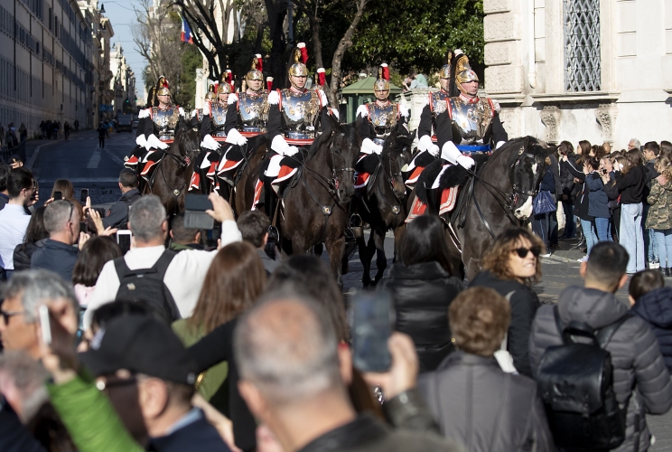 Cambio della Guardia solenne con lo schieramento e lo sfilamento del Reggimento Corazzieri e della Fanfara del IV Reggimento Carabinieri a cavallo in occasione della Giornata dell'Unità Nazionale, della Costituzione, dell'Inno e della Bandiera, nel 162° anniversario dell'Unità d'Italia