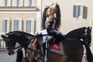 Cambio della Guardia solenne con lo schieramento e lo sfilamento del Reggimento Corazzieri e della Fanfara del IV Reggimento Carabinieri a cavallo in occasione della Giornata dell'Unità Nazionale, della Costituzione, dell'Inno e della Bandiera, nel 162° anniversario dell'Unità d'Italia
