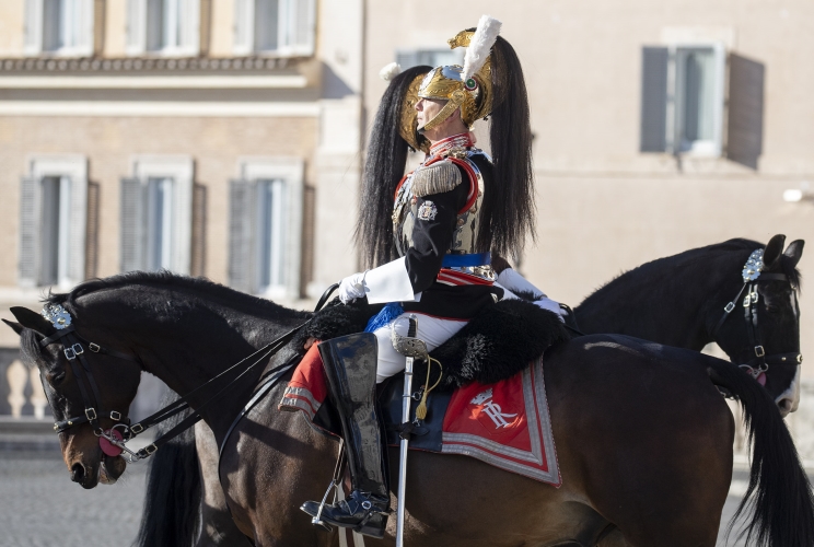 Cambio della Guardia solenne con lo schieramento e lo sfilamento del Reggimento Corazzieri e della Fanfara del IV Reggimento Carabinieri a cavallo in occasione della Giornata dell'Unità Nazionale, della Costituzione, dell'Inno e della Bandiera, nel 162° anniversario dell'Unità d'Italia