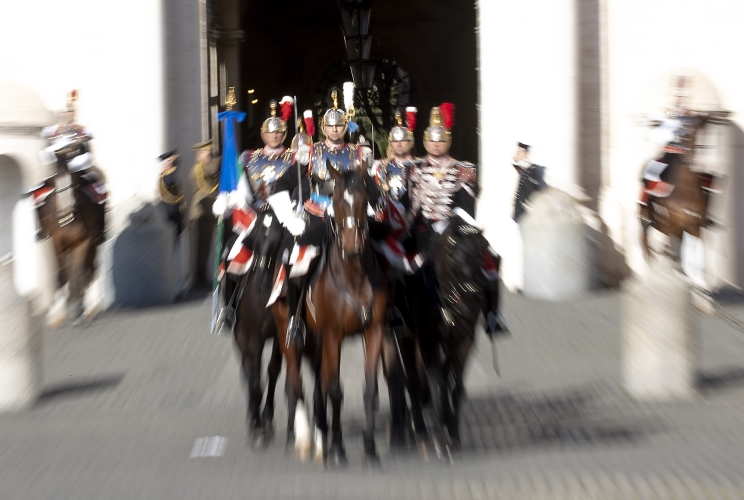 Cambio della Guardia solenne con lo schieramento e lo sfilamento del Reggimento Corazzieri e della Fanfara del IV Reggimento Carabinieri a cavallo in occasione della Giornata dell'Unità Nazionale, della Costituzione, dell'Inno e della Bandiera, nel 162° anniversario dell'Unità d'Italia