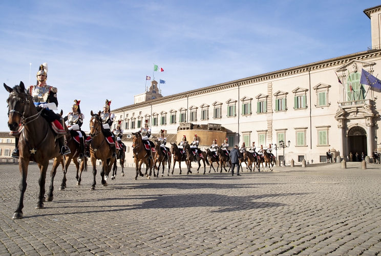Cambio della Guardia solenne con lo schieramento e lo sfilamento del Reggimento Corazzieri e della Fanfara del IV Reggimento Carabinieri a cavallo in occasione della Giornata dell'Unità Nazionale, della Costituzione, dell'Inno e della Bandiera, nel 162° anniversario dell'Unità d'Italia