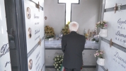 Il Presidente Mattarella depone un cuscino di fiori nella cappella in cui è seppellito don Peppe Diana 