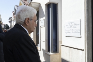 Il Presidente della Repubblica Sergio Mattarella al cimitero di Casal di Principe, nella cappella in cui è seppellito don Peppe Diana

