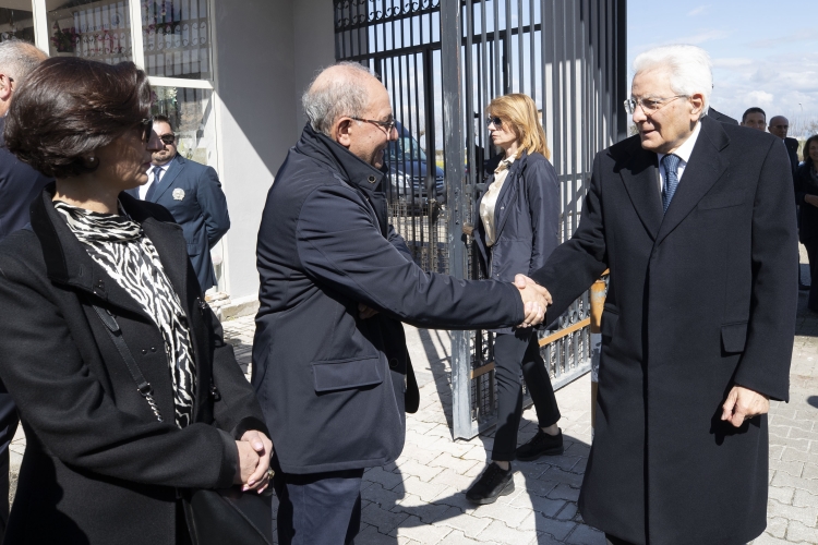 Il Presidente della Repubblica Sergio Mattarella al cimitero di Casal di Principe incontra Marisa ed Emilio Diana, fratelli di don Peppe Diana
