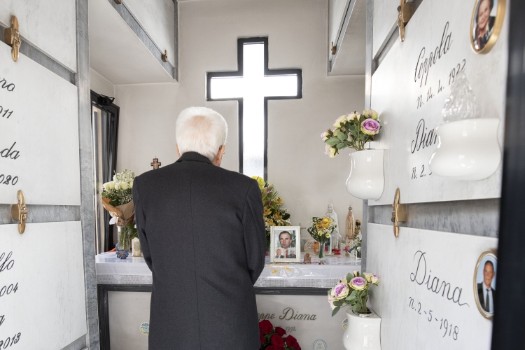 Il Presidente della Repubblica Sergio Mattarella al cimitero di Casal di Principe,nella cappella in cui è seppellito don Peppe Diana