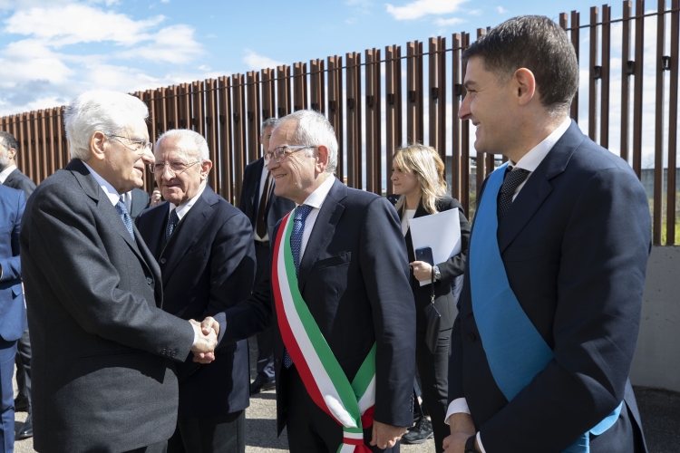 Il Presidente della Repubblica Sergio Mattarella all'Istituto Tecnico Guido Carli di Casal di Principe, accolto da Vincenzo De Luca, Presidente della Regione Campania, e da Renato Natale, Sindaco di Casal di Principe, in occasione della Giornata nazionale della memoria e dell'impegno in ricordo delle vittime delle mafie
