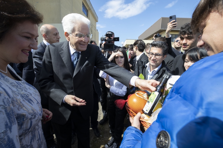 Il Presidente della Repubblica Sergio Mattarella all'Istituto Tecnico Guido Carli di Casal di Principe,con Tommasina Paolella, Dirigente scolastico dell’Istituto,in occasione della Giornata nazionale della memoria e dell'impegno in ricordo delle vittime delle mafie
