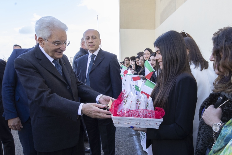 Il Presidente della Repubblica Sergio Mattarella all'Istituto Tecnico Guido Carli di Casal di Principe,con Tommasina Paolella, Dirigente scolastico dell’Istituto,in occasione della Giornata nazionale della memoria e dell'impegno in ricordo delle vittime delle mafie
