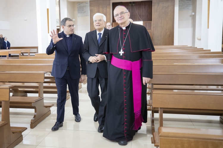 Il Presidente della Repubblica Sergio Mattarella alla Chiesa di San Nicola di Bari di Casal di Principe,con S.E. Rev.ma Mons. Angelo Spinillo, Vescovo di Aversa,e con Don Franco Picone, Parroco della Chiesain occasione della Giornata nazionale della memoria e dell'impegno in ricordo delle vittime delle mafie
