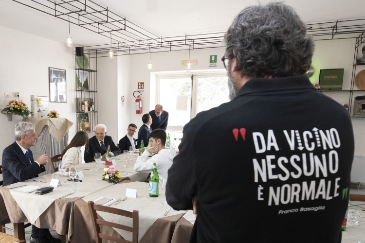 Il Presidente della Repubblica Sergio Mattarella al Ristorante solidale “Nuova Cucina Organizzata” ,bene confiscato al clan dei Casalesi
