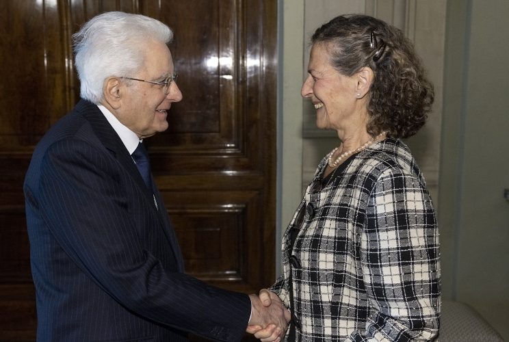 Il Presidente Sergio Mattarella con Lucia Fronza Crepaz, rappresentante del Consiglio Direttivo dell'Associazione culturale Scuola di preparazione sociale di Trento, in occasione dell'incontro con una delegazione dell'Associazione