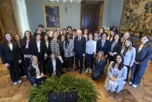 Il Presidente Sergio Mattarella con una delegazione dell'Associazione culturale Scuola di preparazione sociale di Trento