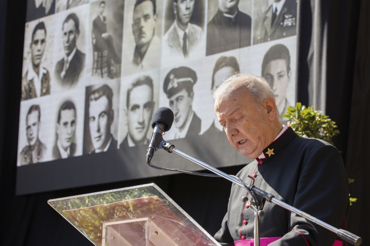 S.E. Rev.ma Mons. Sergio Siddi, Cappellano Militare, eleva una preghiera cattolica
