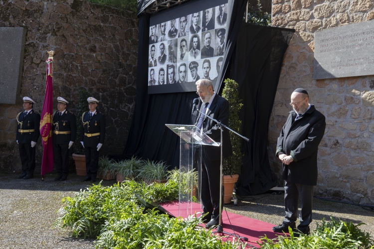 Rav. Riccardo Di Segni, Rabbino Capo della Comunità ebraica di Roma,eleva una preghiera ebraica
