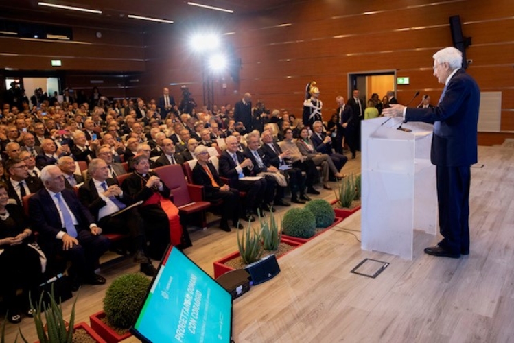 Il Presidente della Repubblica Sergio Mattarella, durante il suo indirizzo di saluto, in occasione della conferenza nazionale delle Camere di commercio dal titolo “Progettare il domani con coraggio”