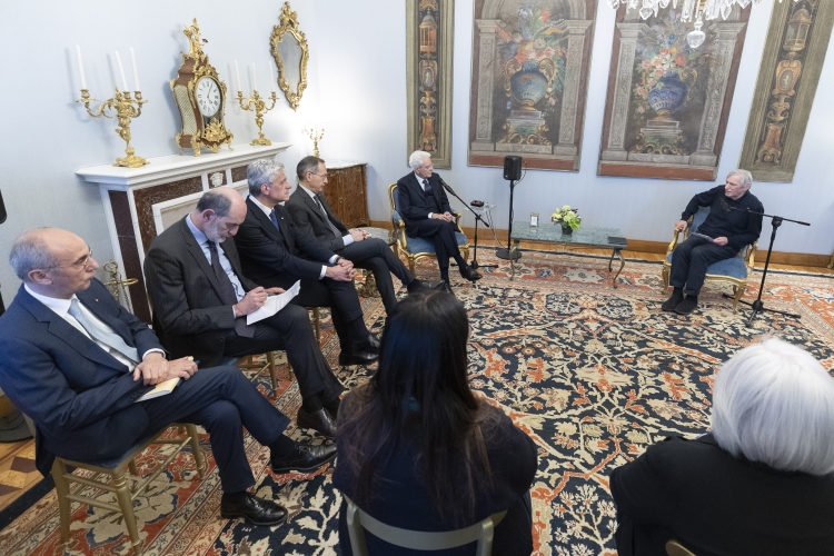 Il Presidente della Repubblica Sergio Mattarella con Don Luigi Ciotti,Presidente dell'Associazione Libera contro le mafie,insieme ai Presidenti di alcune Associazioni nazionali aderenti a Libera
