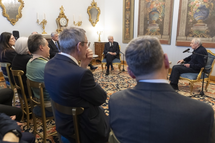 Il Presidente della Repubblica Sergio Mattarella con Don Luigi Ciotti,Presidente dell'Associazione Libera contro le mafie,insieme ai Presidenti di alcune Associazioni nazionali aderenti a Libera

