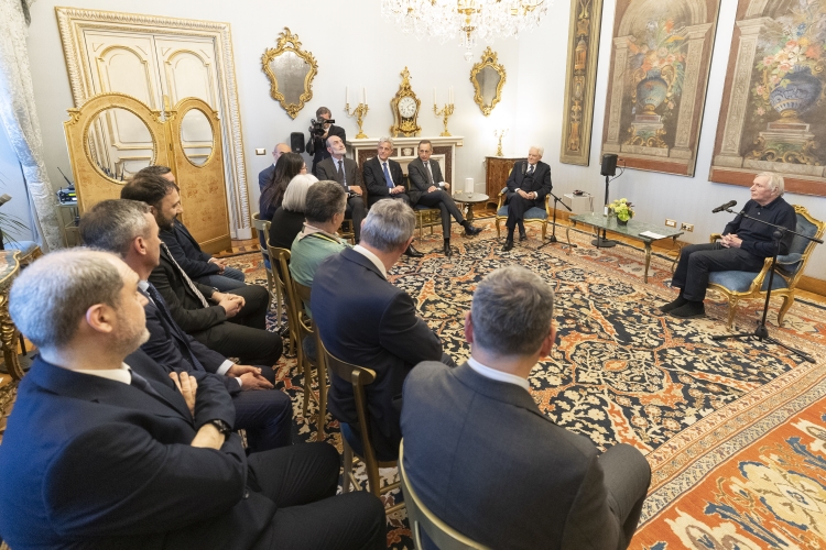 Il Presidente della Repubblica Sergio Mattarella con Don Luigi Ciotti,Presidente dell'Associazione Libera contro le mafie,insieme ai Presidenti di alcune Associazioni nazionali aderenti a Libera
