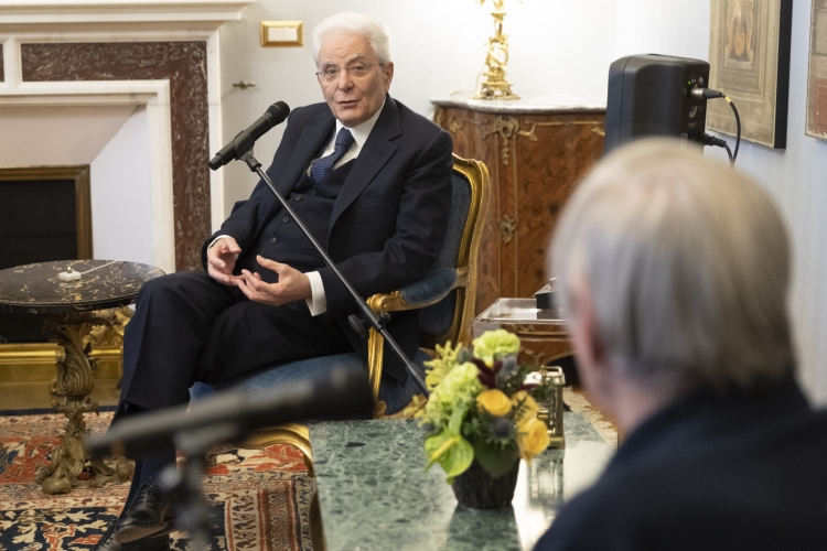 Il Presidente della Repubblica Sergio Mattarella con Don Luigi Ciotti,Presidente dell'Associazione Libera contro le mafie,insieme ai Presidenti di alcune Associazioni nazionali aderenti a Libera
