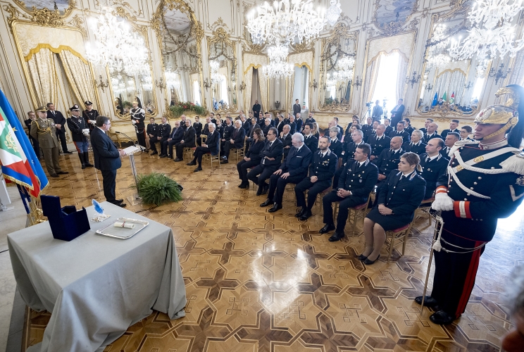 Il Presidente Sergio Mattarella con Giovanni Russo, Capo del Dipartimento dell’Amministrazione Penitenziaria e una rappresentanza del Corpo di Polizia Penitenziaria, in occasione del 206° anniversario della sua costituzione

