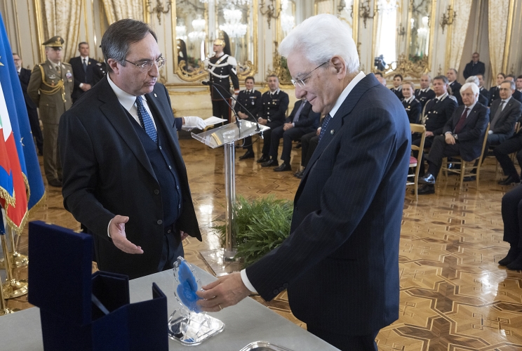 Il Presidente Sergio Mattarella con Giovanni Russo, Capo del Dipartimento dell’Amministrazione Penitenziaria e una rappresentanza del Corpo di Polizia Penitenziaria, in occasione del 206° anniversario della sua costituzione
