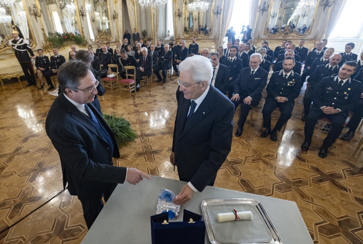 Il Presidente Sergio Mattarella con Giovanni Russo, Capo del Dipartimento dell’Amministrazione Penitenziaria e una rappresentanza del Corpo di Polizia Penitenziaria, in occasione del 206° anniversario della sua costituzione
