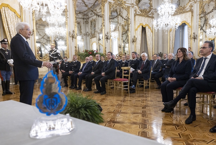 Il Presidente Sergio Mattarella con Giovanni Russo, Capo del Dipartimento dell’Amministrazione Penitenziaria e una rappresentanza del Corpo di Polizia Penitenziaria, in occasione del 206° anniversario della sua costituzione
