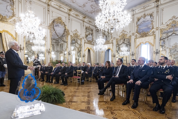 Il Presidente Sergio Mattarella con Giovanni Russo, Capo del Dipartimento dell’Amministrazione Penitenziaria e una rappresentanza del Corpo di Polizia Penitenziaria, in occasione del 206° anniversario della sua costituzione
