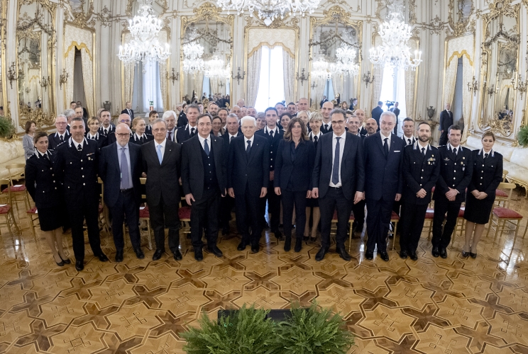 Il Presidente Sergio Mattarella con Giovanni Russo, Capo del Dipartimento dell’Amministrazione Penitenziaria e una rappresentanza del Corpo di Polizia Penitenziaria, in occasione del 206° anniversario della sua costituzione
