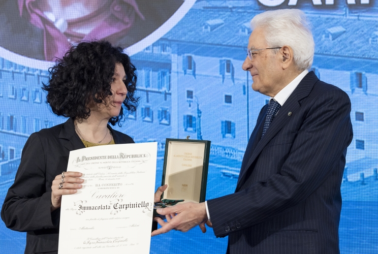 Il Presidente Sergio Mattarella consegna l'onorificenza di Cavaliere dell'OMRI conferita motu proprio a Immacolata Carpiniello