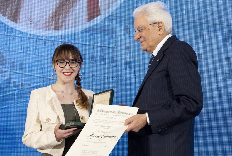 Il Presidente Sergio Mattarella consegna l'onorificenza di Cavaliere dell'OMRI conferita motu proprio a Miriam Colombo