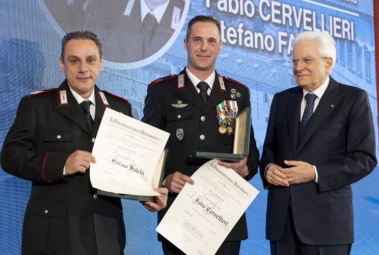 Il Presidente Sergio Mattarella consegna l'onorificenza di Cavaliere dell'OMRI conferita motu proprio a Fabio Cervellieri e Stefano Falchi
