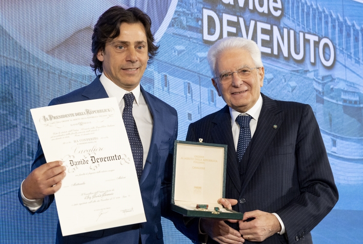 Il Presidente Sergio Mattarella consegna l'onorificenza di Cavaliere dell'OMRI conferita motu proprio a Davide Devenuto