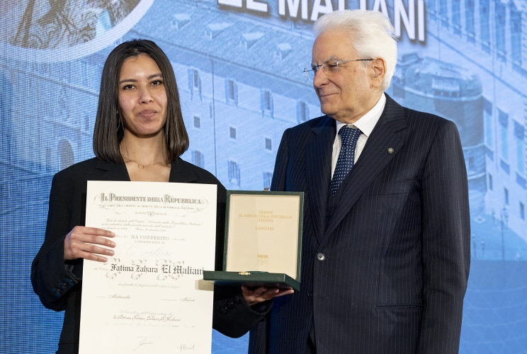 Il Presidente Sergio Mattarella consegna l'onorificenza di Cavaliere dell'OMRI conferita motu proprio a Fatima Zahra El Maliani