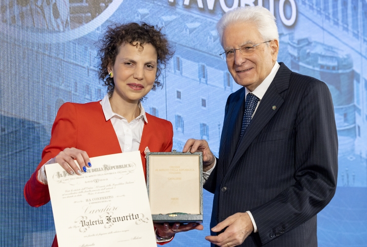Il Presidente Sergio Mattarella consegna l'onorificenza di Cavaliere dell'OMRI conferita motu proprio aValeria Favorito