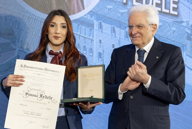 Il Presidente Sergio Mattarella consegna l'onorificenza di Cavaliere dell'OMRI conferita motu proprio a Simona Fedele