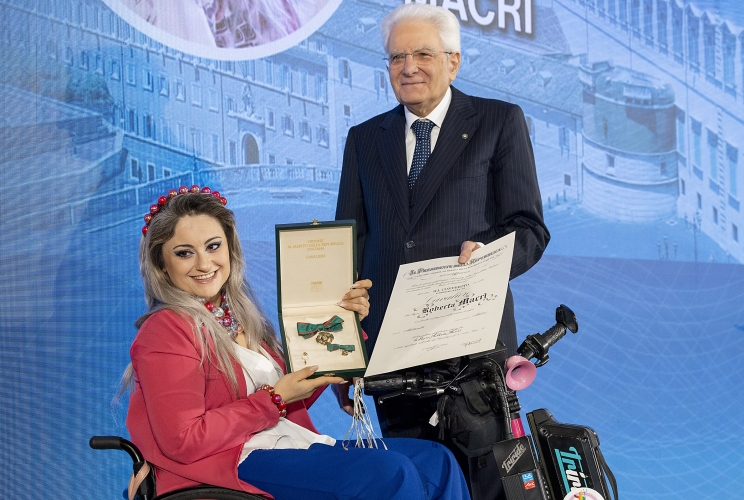 Il Presidente Sergio Mattarella consegna l'onorificenza di Cavaliere dell'OMRI conferita motu proprio a Roberta Macrì