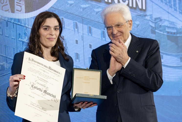 Il Presidente Sergio Mattarella consegna l'onorificenza di Cavaliere dell'OMRI conferita motu proprio a Carlotta Mancini
