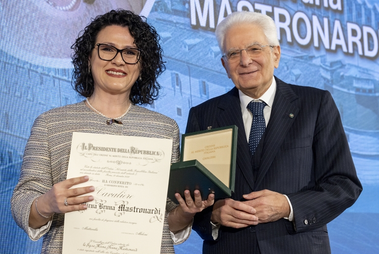 Il Presidente Sergio Mattarella consegna l'onorificenza di Cavaliere dell'OMRI conferita motu proprio a Mirna Bruna Mastronardi
