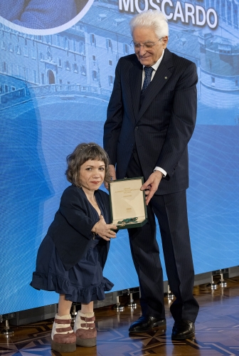 Il Presidente Sergio Mattarella consegna l'onorificenza di Cavaliere dell'OMRI conferita motu proprio a Francesca Moscardo