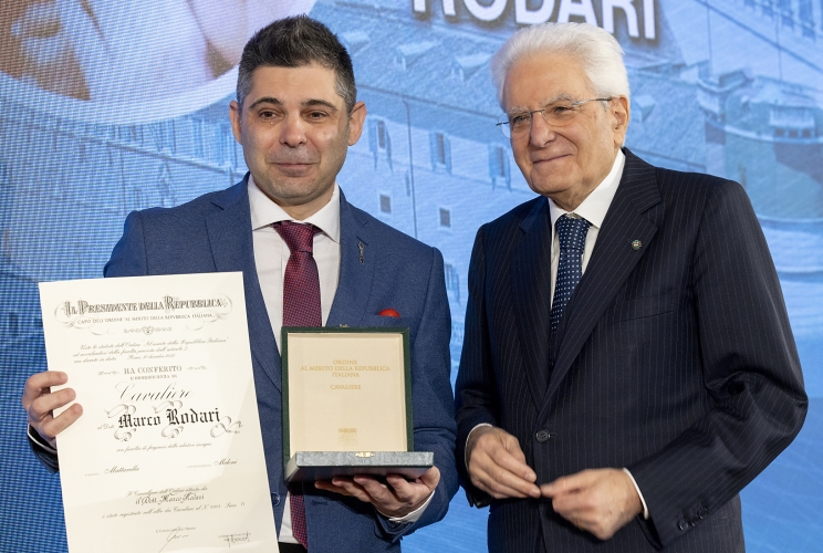 Il Presidente Sergio Mattarella consegna l'onorificenza di Cavaliere dell'OMRI conferita motu proprio a Marco Rodari
