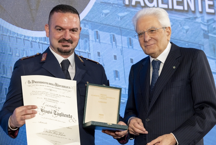 Il Presidente Sergio Mattarella consegna l'onorificenza di Cavaliere dell'OMRI conferita motu proprio a Biagio Tagliente
