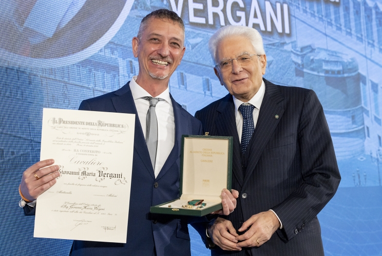 Il Presidente Sergio Mattarella consegna l'onorificenza di Cavaliere dell'OMRI conferita motu proprio a Giovanni Maria Vergani
