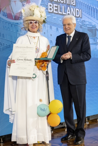 Il Presidente Sergio Mattarella consegna l'onorificenza di Cavaliere dell'OMRI conferita motu proprio a Caterina Bellandi