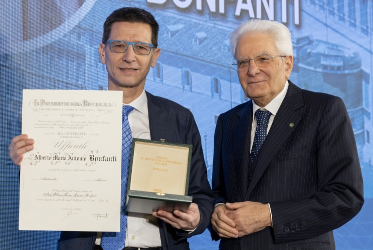 Il Presidente Sergio Mattarella consegna l'onorificenza di Cavaliere Ufficiale dell'OMRI conferita motu proprio a Alberto Maria Antonio Bonfanti