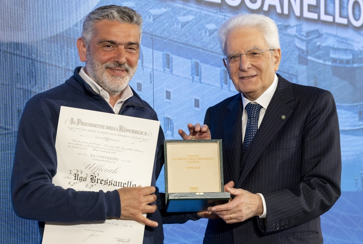 Il Presidente Sergio Mattarella consegna l'onorificenza di Cavaliere Ufficiale dell'OMRI conferita motu proprio a Ugo Bressanello