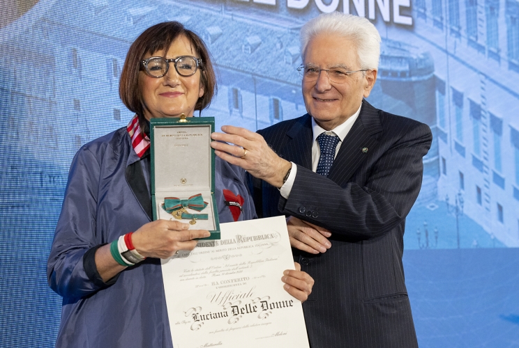 Il Presidente Sergio Mattarella consegna l'onorificenza di Cavaliere Ufficiale dell'OMRI conferita motu proprio a Luciana Delle Donne