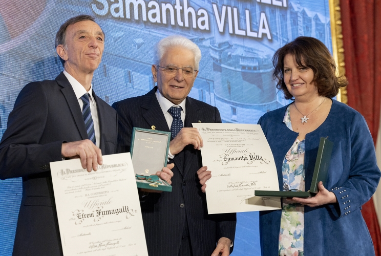 Il Presidente Sergio Mattarella consegna l'onorificenza di Cavaliere Ufficiale dell'OMRI conferita motu proprio a Efrem Fumagalli e Samantha Villa