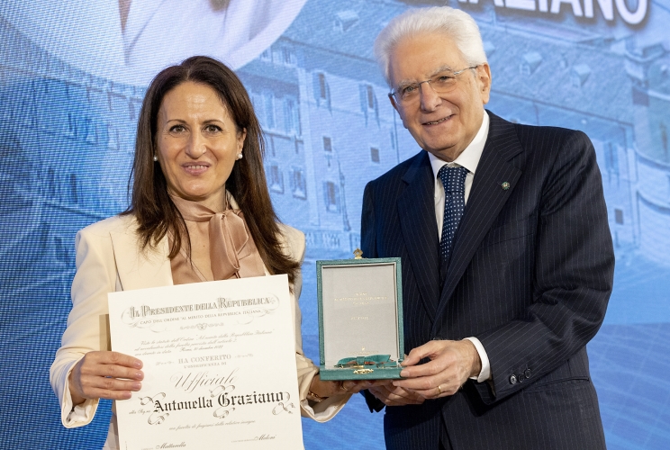 Il Presidente Sergio Mattarella consegna l'onorificenza di Cavaliere Ufficiale dell'OMRI conferita motu proprio a Antonella Graziano